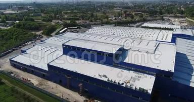这座明亮的建筑是一座<strong>来自</strong>空中的现代化工厂，一座白色蓝色的大型工厂建筑，一座<strong>来自</strong>现代工厂的现代化工厂。
